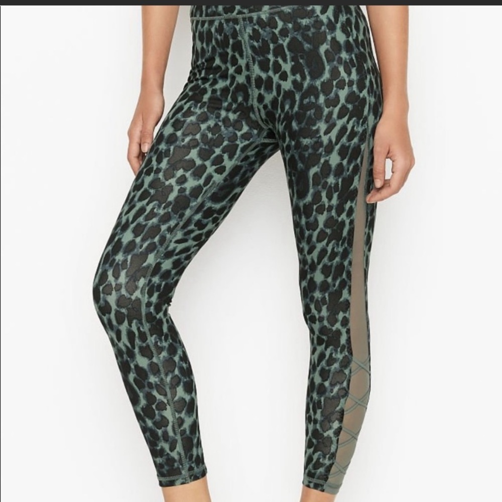 Victoria’s Secret Ultra High Rise 7/8 length leggings tights Green leopard print